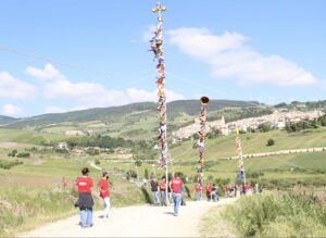 Pietramont La processione di Sant'Alberto e i pali addobbati