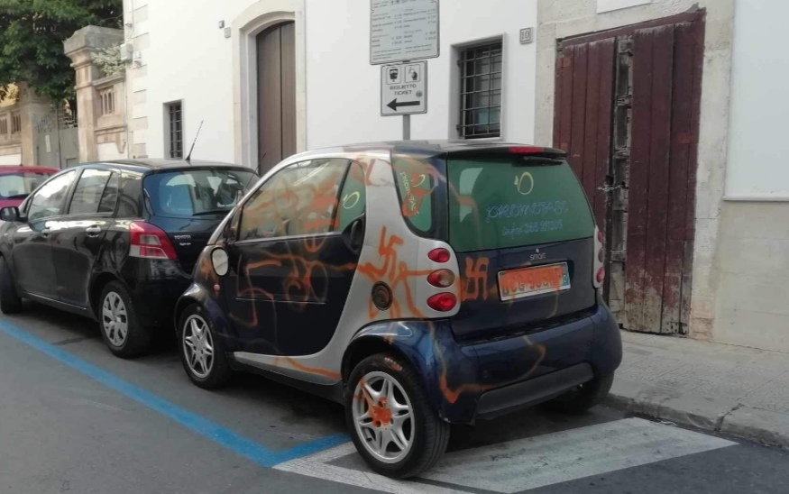 Martina Franca: auto deturpata da simboli nazifascisti In pieno centro