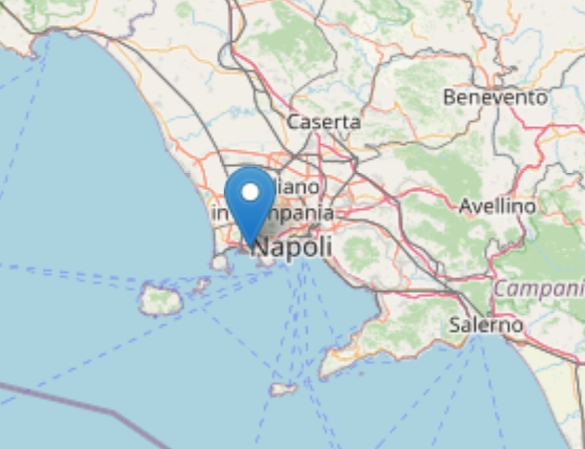 Campi Flegrei, altre scosse di terremoto: Napoli, notte di paura Timori anche nella zona del Vesuvio