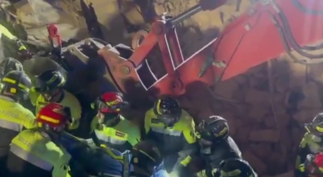 Bari ritrovata da Noinotizie.it Bari ritrovata viva sotto le macerie del palazzo crollato pompieri eroici Più di settanta vigili del fuoco a scavare per oltre ventiquattro ore