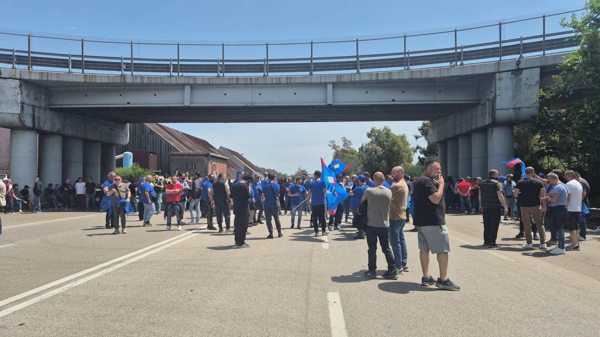 Ex Ilva: a Taranto sciopero e blocco delle statale A vuoto il prospettato collegamento con il ministero Ex Ilva: a Taranto sciopero e blocco delle statale A vuoto il prospettato collegamento con il ministero