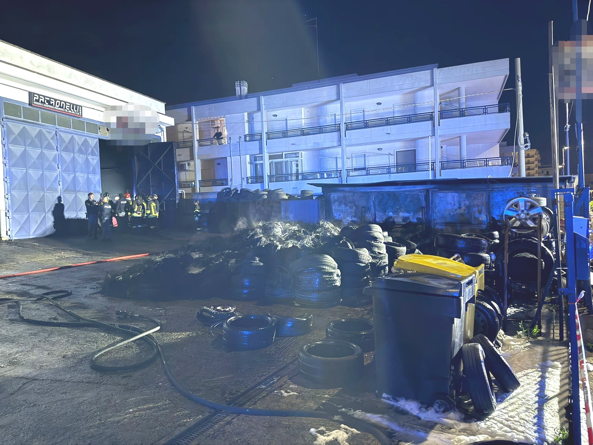 Martina Franca: spento nella notte l’incendio nel deposito di pneumatici L Martina Franca: spento nella notte l’incendio nel deposito di pneumatici L