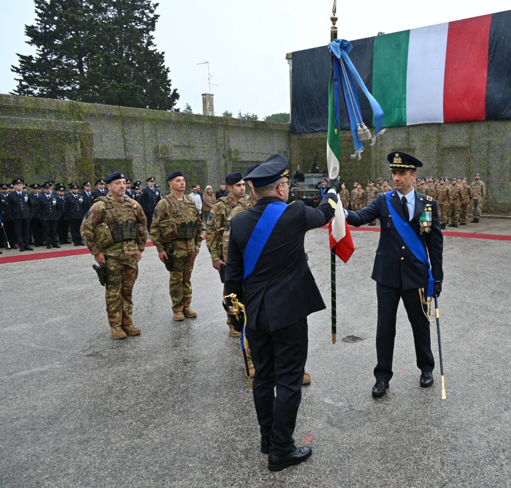 Il momento del passagio della bandiera di guerra tra il Comandatente cedente e quello subentrante
