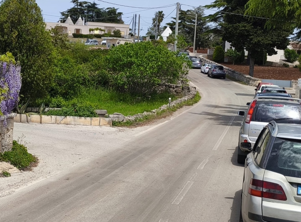 Martina Franca Cisternino: treno in arrivo, passaggio a livello non si chiude. Dispositivo di sicurezza, code di auto In tarda mattinata Martina Franca Cisternino: treno in arrivo, passaggio a livello non si chiude. Dispositivo di sicurezza, code di auto In tarda mattinata