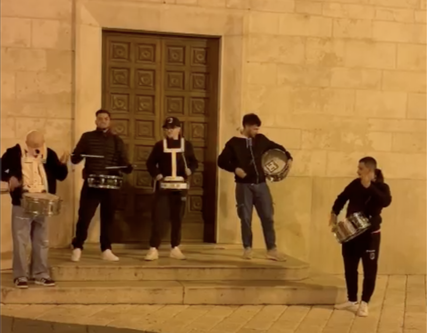 Orsara di Puglia: i giovanissimi che dalla notte suonano i tamburi di San Michele Dalle 4 alle 6 Orsara di Puglia: i giovanissimi che dalla notte suonano i tamburi di San Michele Dalle 4 alle 6
