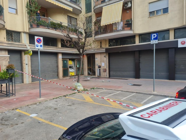 Andria: assalto a sportello bancomat, in tre bloccati dai carabinieri Stamattina Andria: assalto a sportello bancomat, in tre bloccati dai carabinieri Stamattina