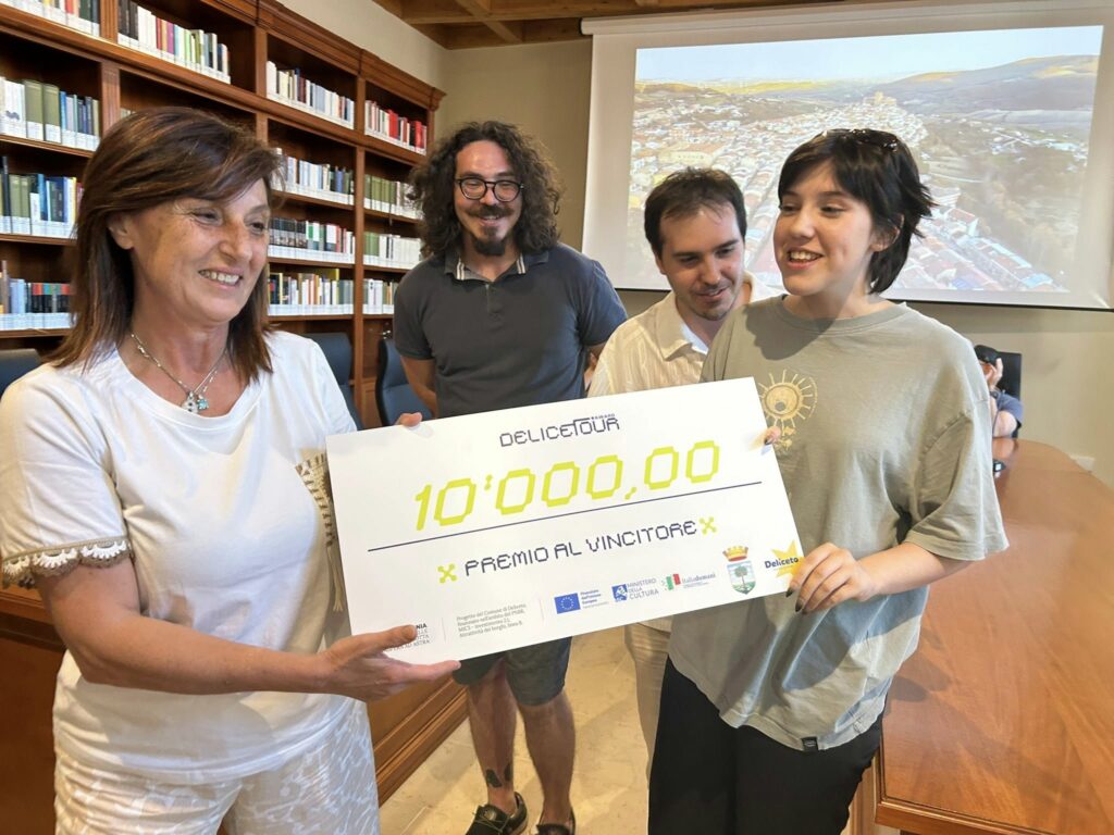 Adriana Natale delegata comunale Cultura consegna il premio ai tre vincitori
