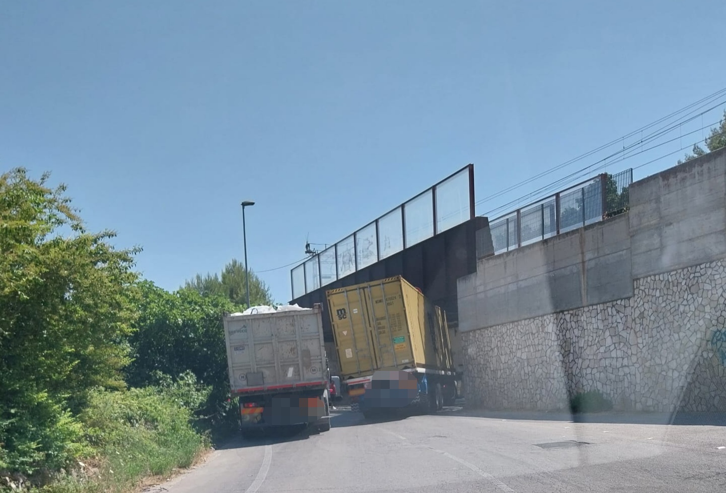 Martina Franca: camion incastrato sotto il ponte Non il primo caso Martina Franca: camion incastrato sotto il ponte Non il primo caso