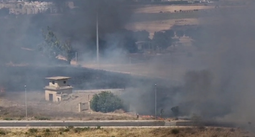 Nella giornata nera di Taranto anche il fumo nero dell’incendio Canadair in azione Nella giornata nera di Taranto anche il fumo nero dell’incendio Canadair in azione