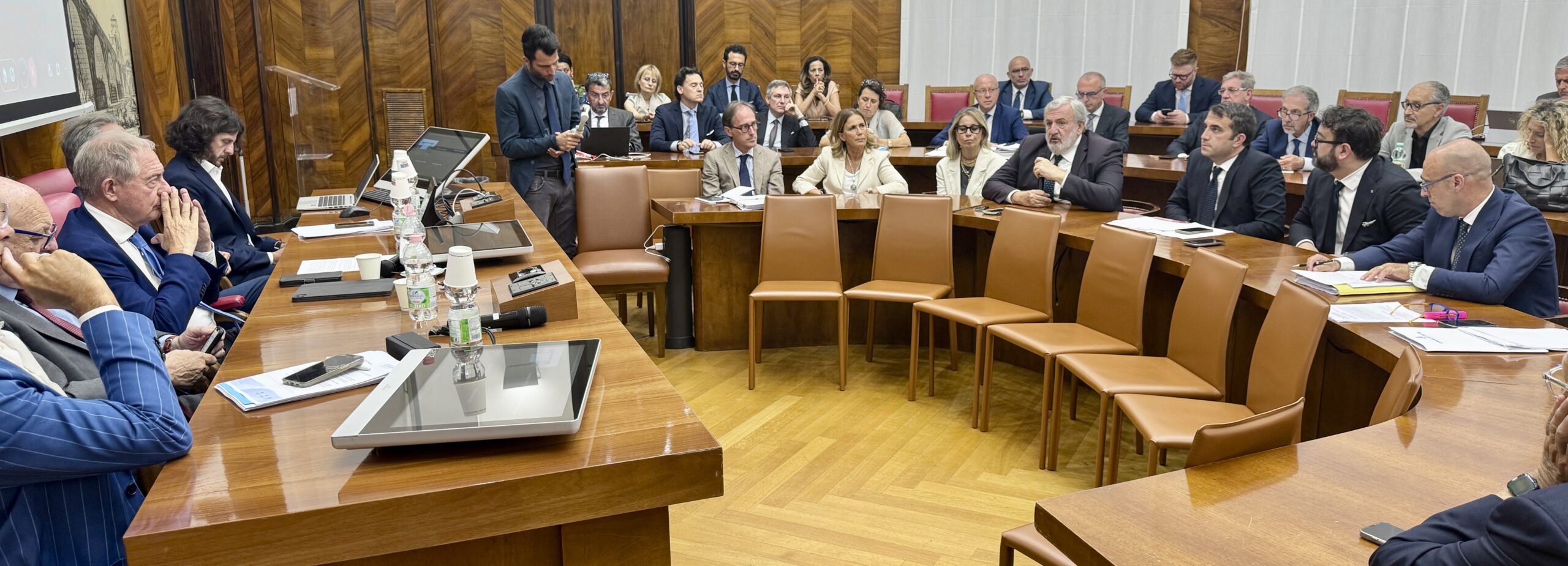 Ex Ilva dopo il rinvio della decisione: Emiliano, “l’Italia sta scaricando ancora una volta su Taranto il proprio futuro industriale” Il presidente della Regione Puglia: non sono maturi i tempi per un accordo Ex Ilva dopo il rinvio della decisione: Emiliano, “l’Italia sta scaricando ancora una volta su Taranto il proprio futuro industriale” Il presidente della Regione Puglia: non sono maturi i tempi per un accordo