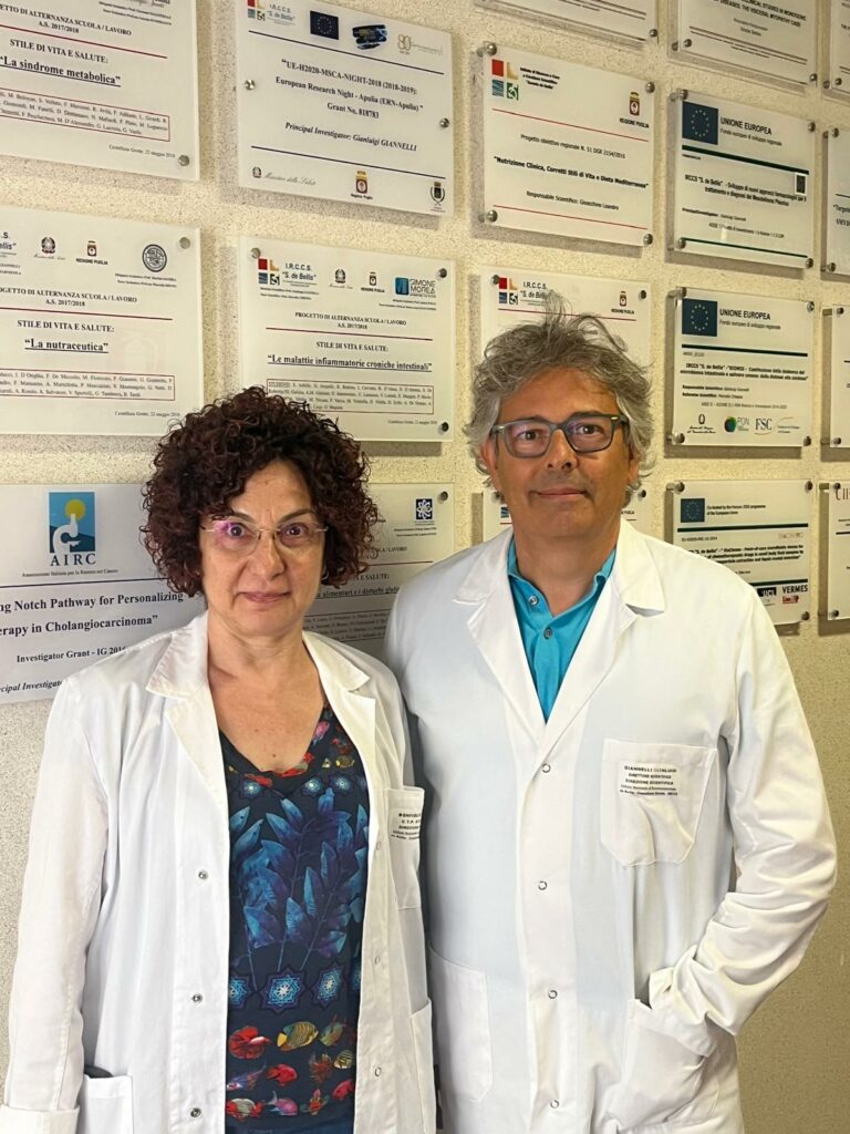 FOTO PROF. GIANNELLI CON RICERCATRICE DR.SSA CATERINA BONFIGLIO