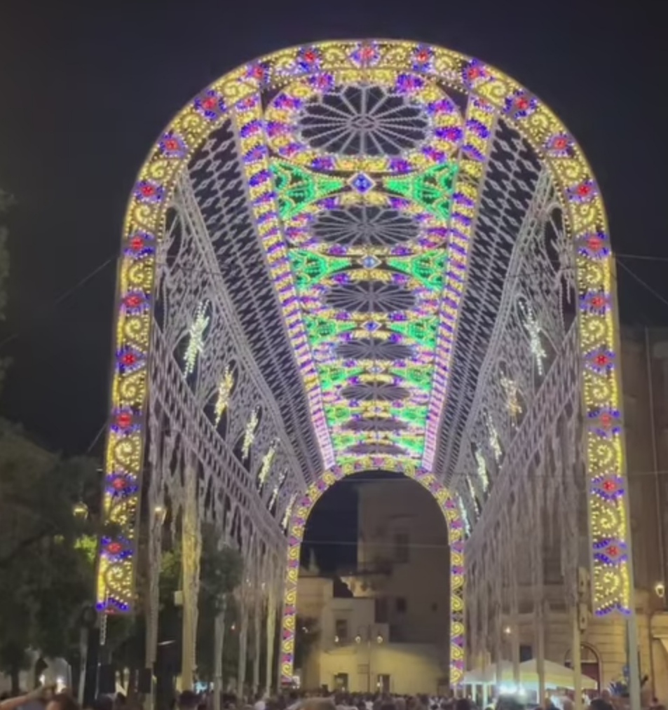Martina Franca: si conclude la festa patronale, attrazione luminarie Ieri la processione Martina Franca: si conclude la festa patronale, attrazione luminarie Ieri la processione