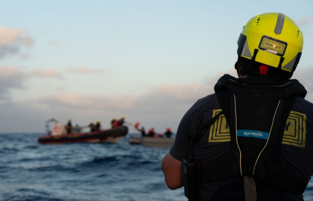 migranti oltre quaranta persone salvate in mare designato il porto di bari per lo sbarco sos humanity