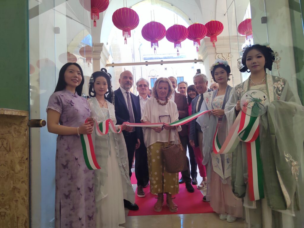 inaugurazione taglio nastro