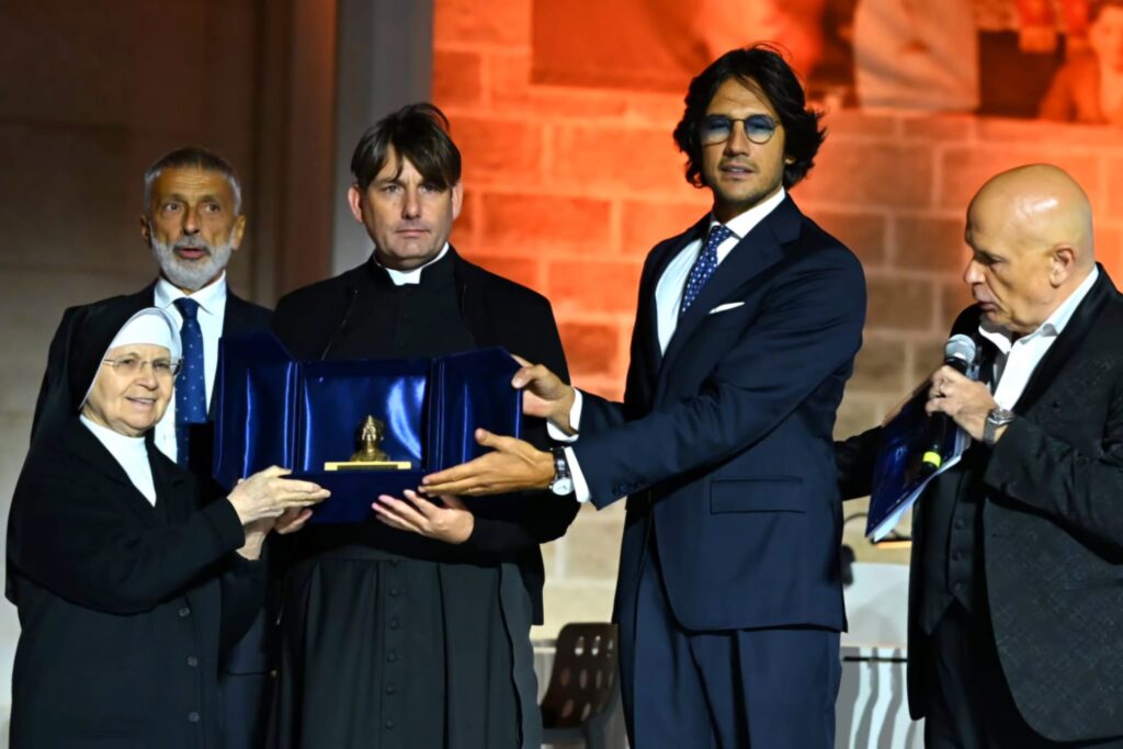 premio 2024 a don Coluccia