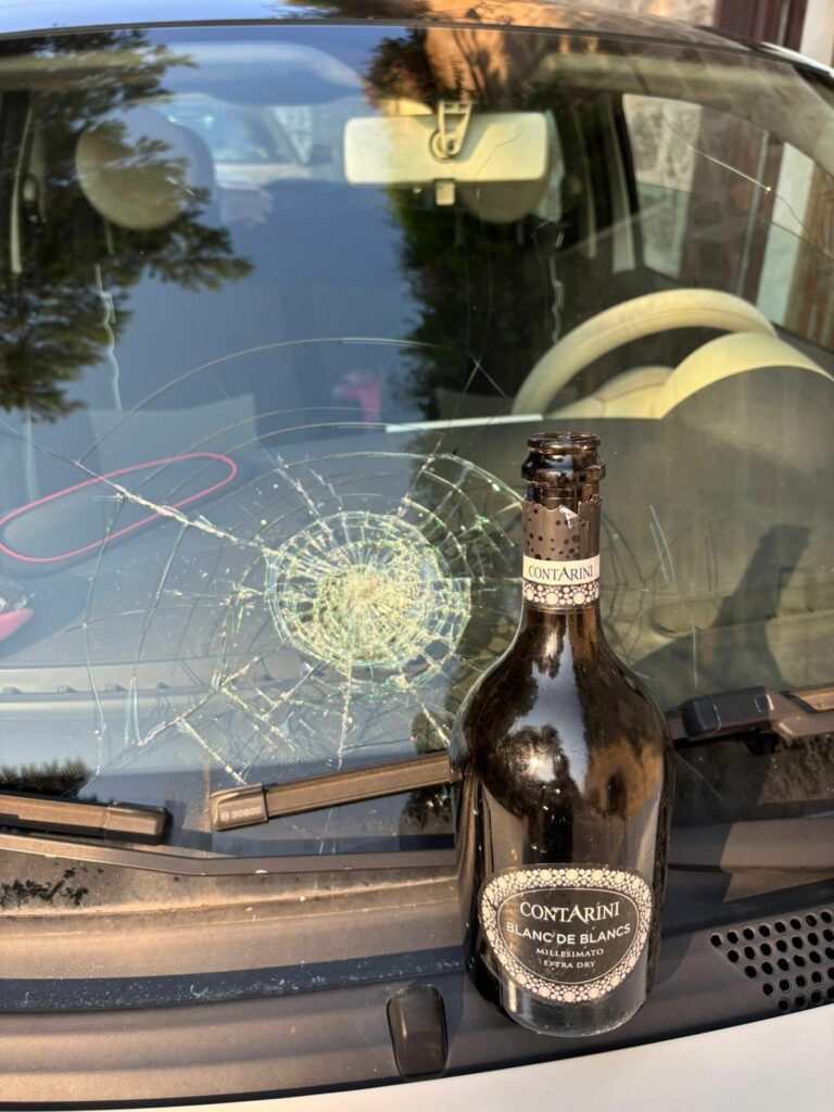 Auto danneggiata da lancio bottiglie