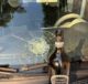 Auto danneggiata da lancio bottiglie