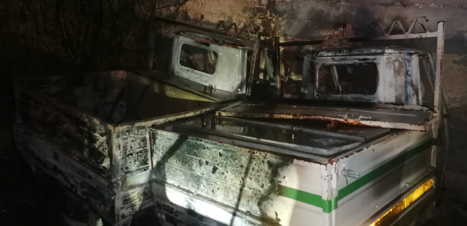 Grottaglie, incendio: distrutti cinque automezzi del Comune Domenica notte Grottaglie, incendio: distrutti cinque automezzi del Comune Domenica notte