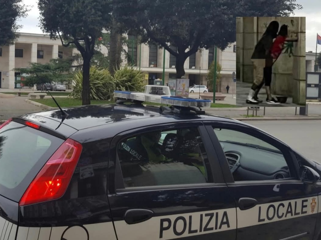 Foggia, sesso in piazza: identificata donna, indagini per individuare l’uomo Polizia locale Foggia, sesso in piazza: identificata donna, indagini per individuare l’uomo Polizia locale