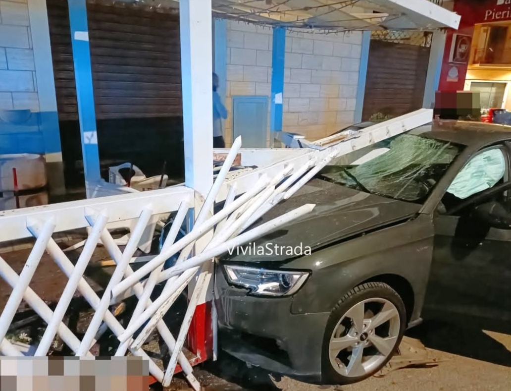 Monopoli Alberobello, scontro: morto 30enne di Ostuni. Putignano: auto contro gazebo del bar Incidenti Monopoli Alberobello, scontro: morto 30enne di Ostuni. Putignano: auto contro gazebo del bar Incidenti