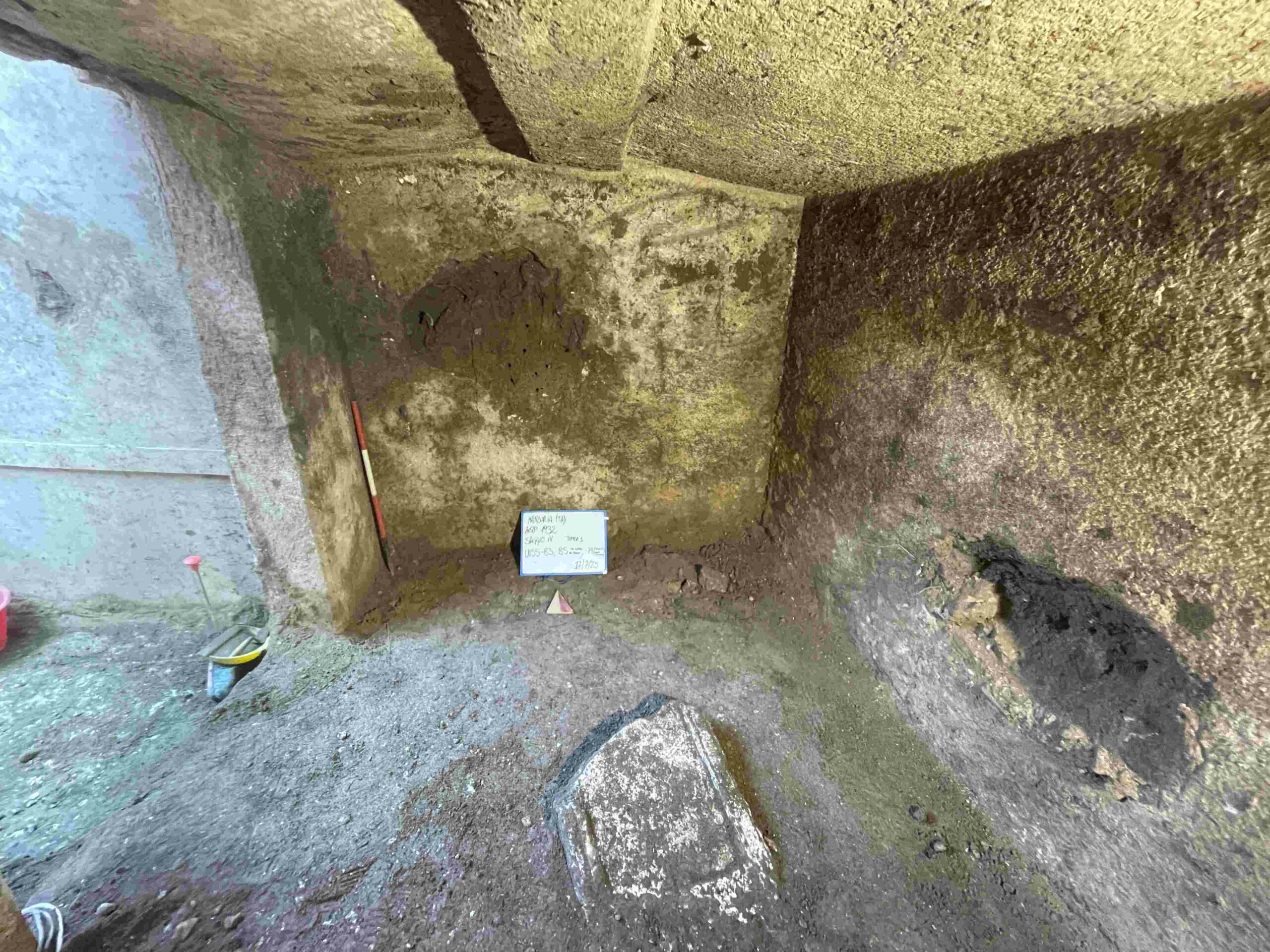 Manduria: durante i lavori per la fogna rinvenuta una tomba di circa 2400 anni fa Acquedotto pugliese Manduria: durante i lavori per la fogna rinvenuta una tomba di circa 2400 anni fa Acquedotto pugliese