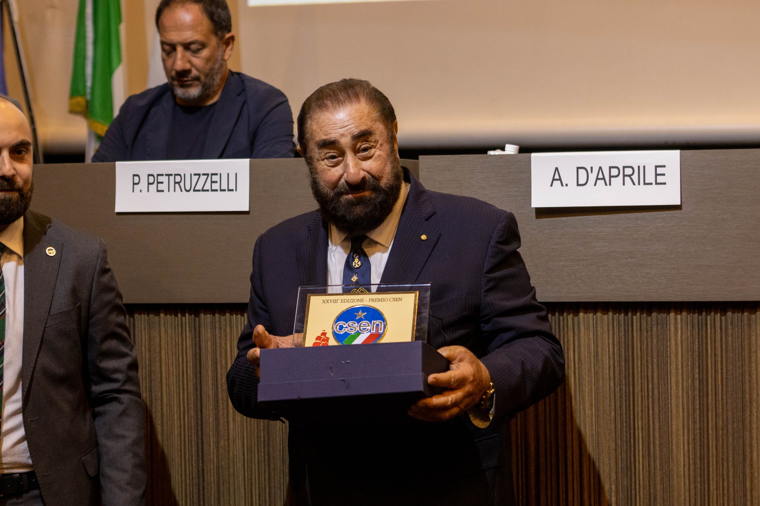 premio a vitantonio colucci per la maratona di nuoto di solidariet224 consegna a bari