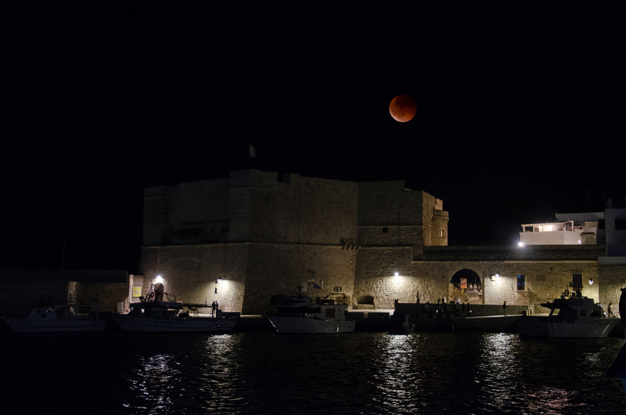 Eclisse: la luna rossa sul castello di Monopoli Foto di Giovanni Barnaba Eclisse: la luna rossa sul castello di Monopoli Foto di Giovanni Barnaba