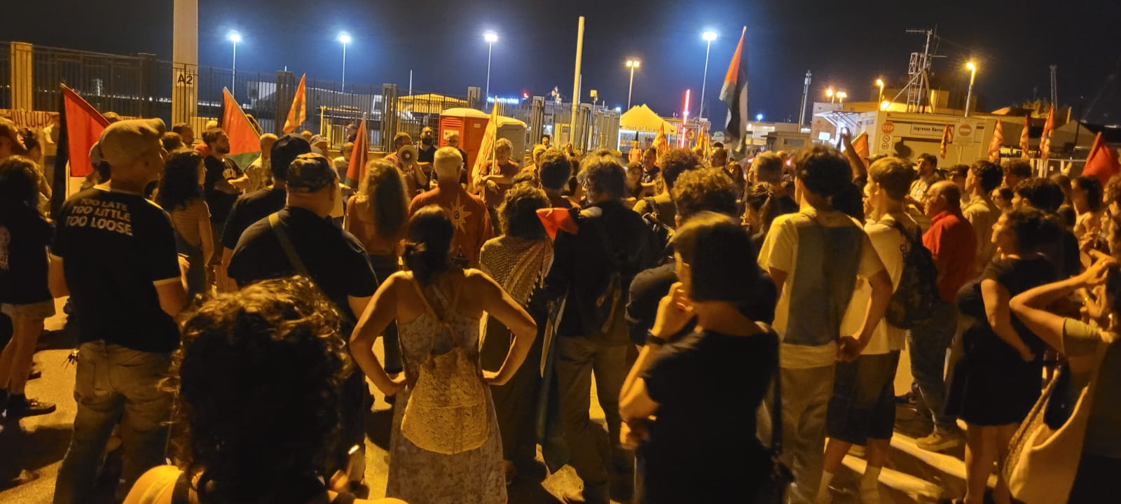 Taranto: “in arrivo petroliera per prelievo e trasporto di 30mila tonnellate di greggio destinato all’aviazione militare israeliana”, presidio di protesta Usb e Cobas Taranto: “in arrivo petroliera per prelievo e trasporto di 30mila tonnellate di greggio destinato all’aviazione militare israeliana”, presidio di protesta Usb e Cobas