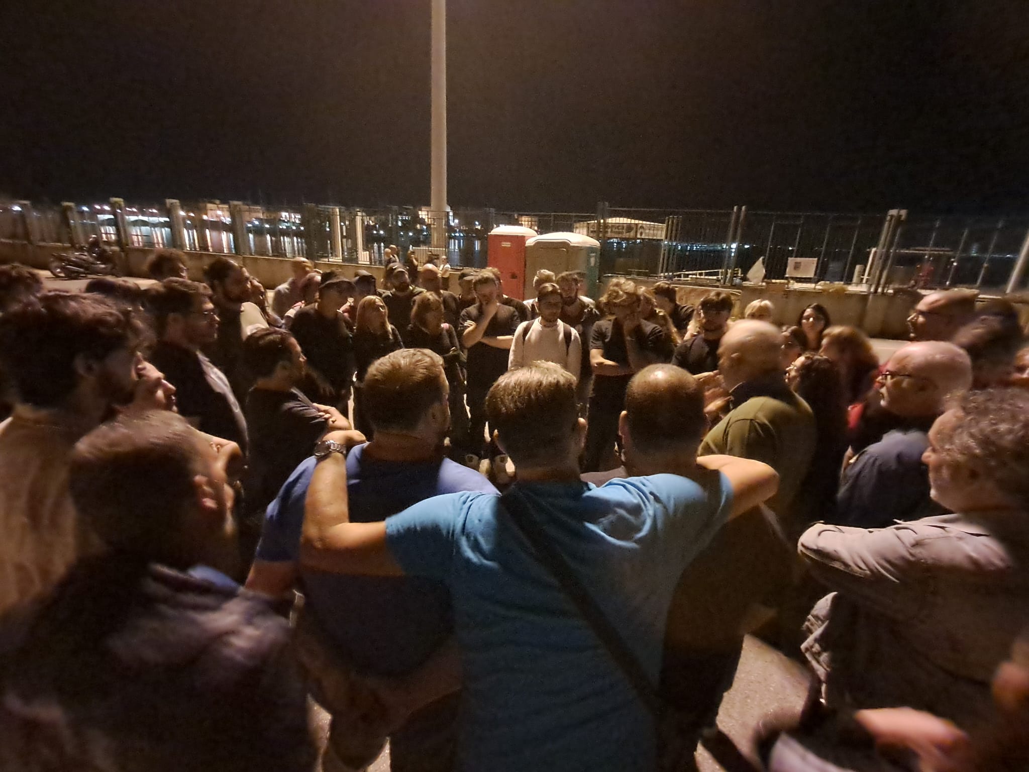Taranto: nave per il carburante all’aviazione militare israeliana, proseguito nella notte il presidio di protesta La petroliera ricacciata indietro due giorni prima è repentinamente arrivata ieri sera nel porto ionico