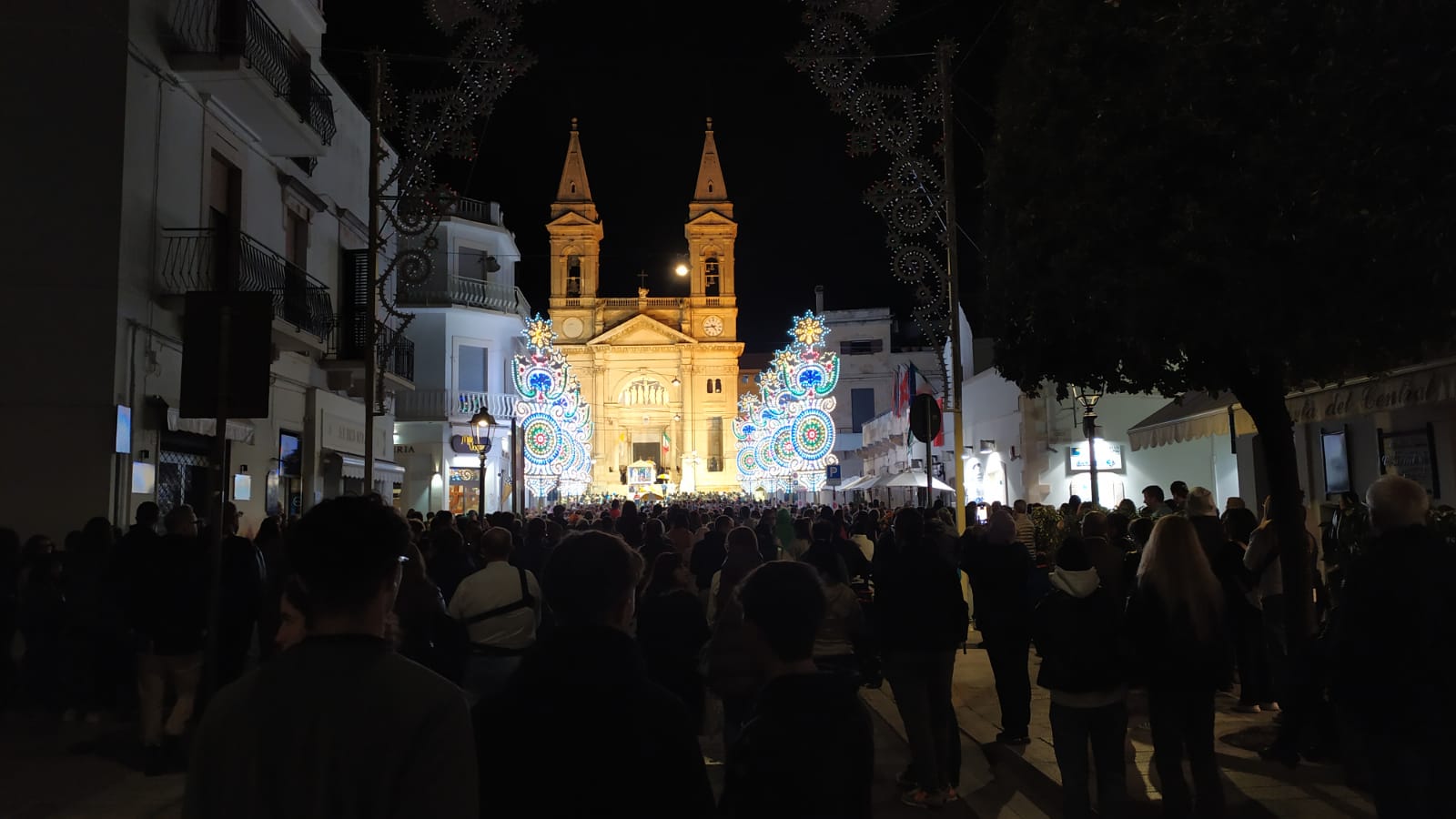 santi medici la messa del pellegrino ad alberobello nella notte