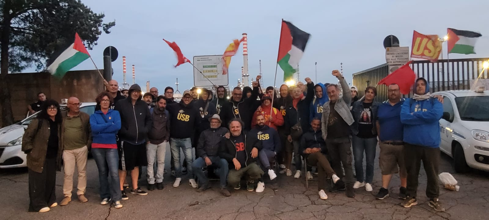 Taranto: Usb, tolti i blocchi davanti alle portinerie della raffineria Eni Protesta dopo il carico di greggio alla nave per l Taranto: Usb, tolti i blocchi davanti alle portinerie della raffineria Eni Protesta dopo il carico di greggio alla nave per l
