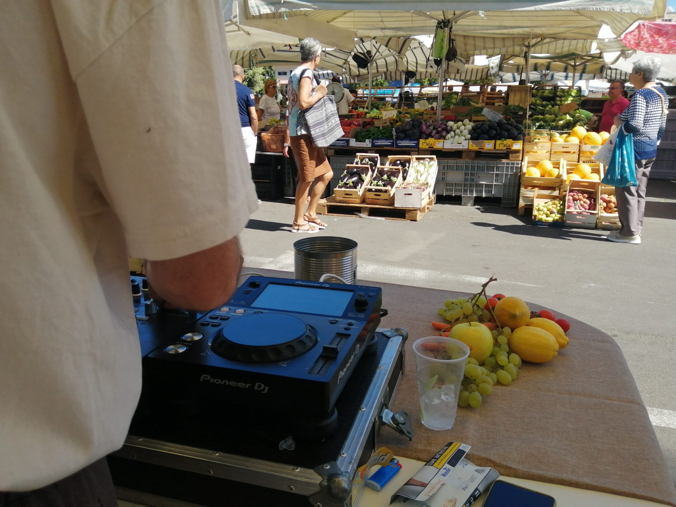 martina franca nel mercato della frutta c8217232 il dj iniziativa per richiamare i consumatori a comprare prodotti del territorio
