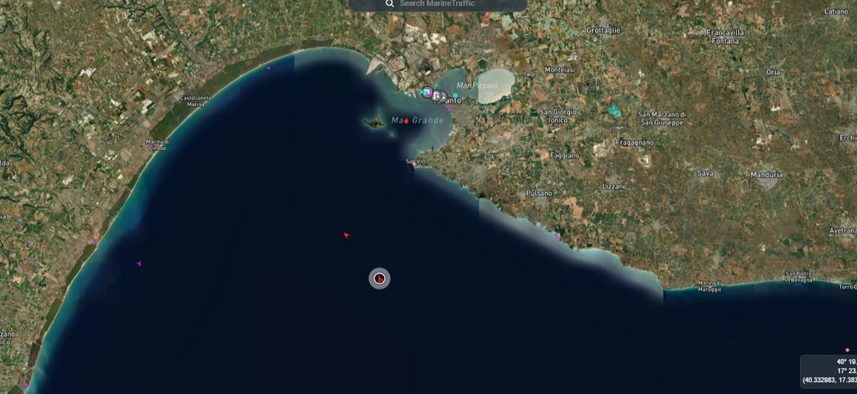 La nave per il carburante all’aviazione militare israeliana va verso Taranto In giornata ha risalito il golfo. Ma non era stata mandata via?