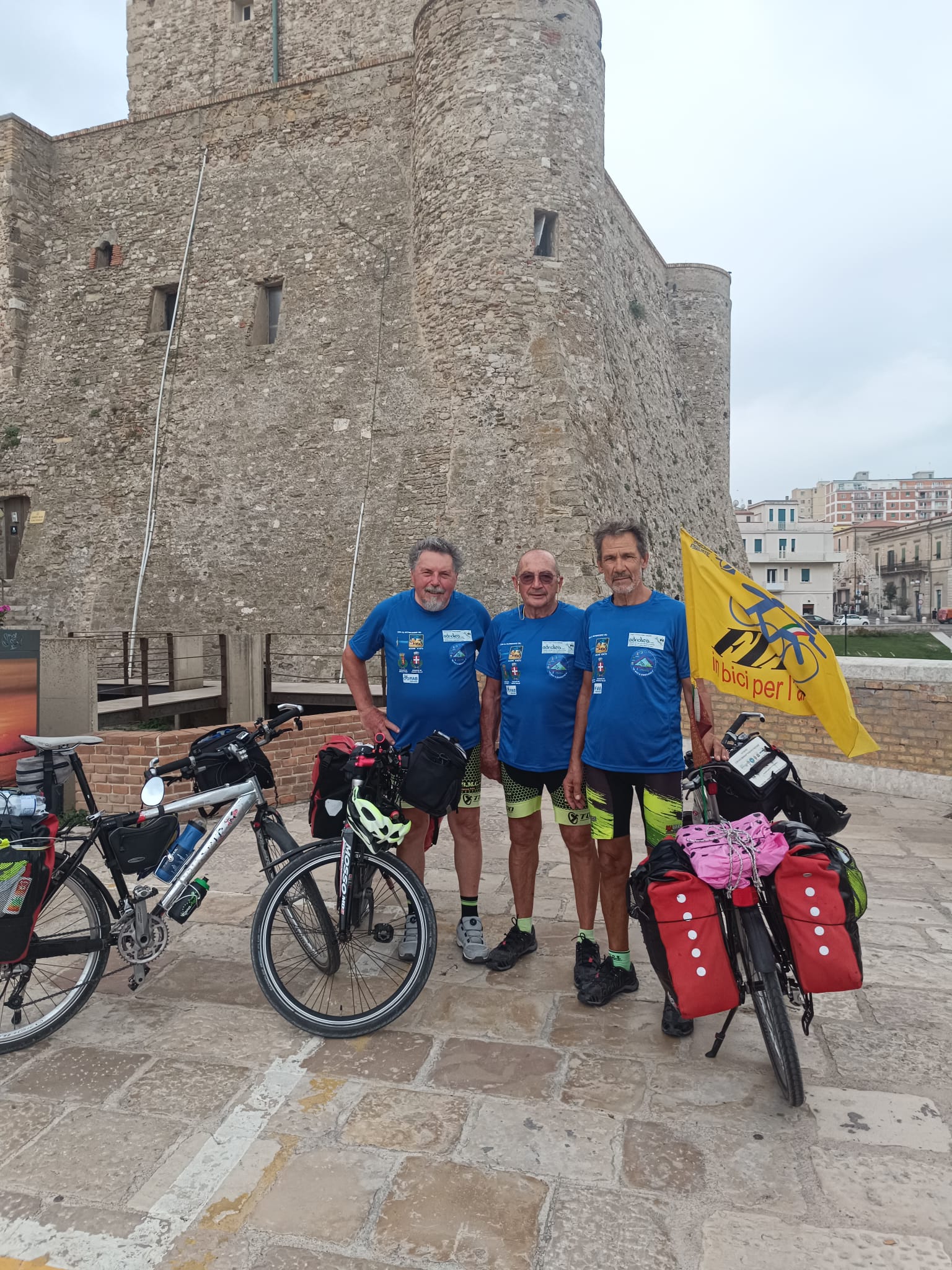 Dal Po a Leuca: oltre mille chilometri in bici per promuovere il cicloturismo Arrivati oggi dopo nove giorni di viaggio Dal Po a Leuca: oltre mille chilometri in bici per promuovere il cicloturismo Arrivati oggi dopo nove giorni di viaggio