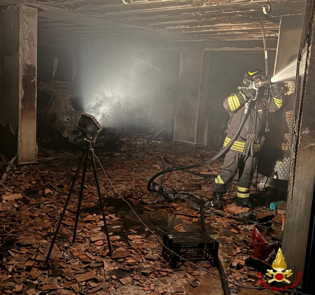 Bitritto: incendio nel parcheggio interrato di una palazzina, evacuato lo stabile In nottata