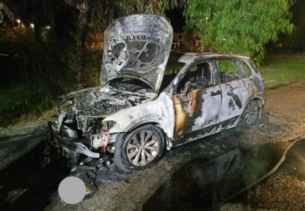 L’auto del sindaco di Oria distrutta da un incendio Scontata l L’auto del sindaco di Oria distrutta da un incendio Scontata l