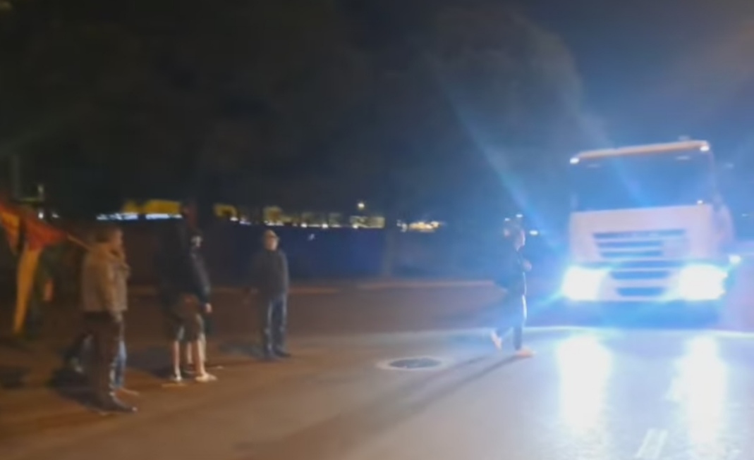 Taranto: ripartita carica di greggio la nave per l’aviazione militare israeliana, protesta Usb davanti alla raffineria Eni Presidio dalle 4