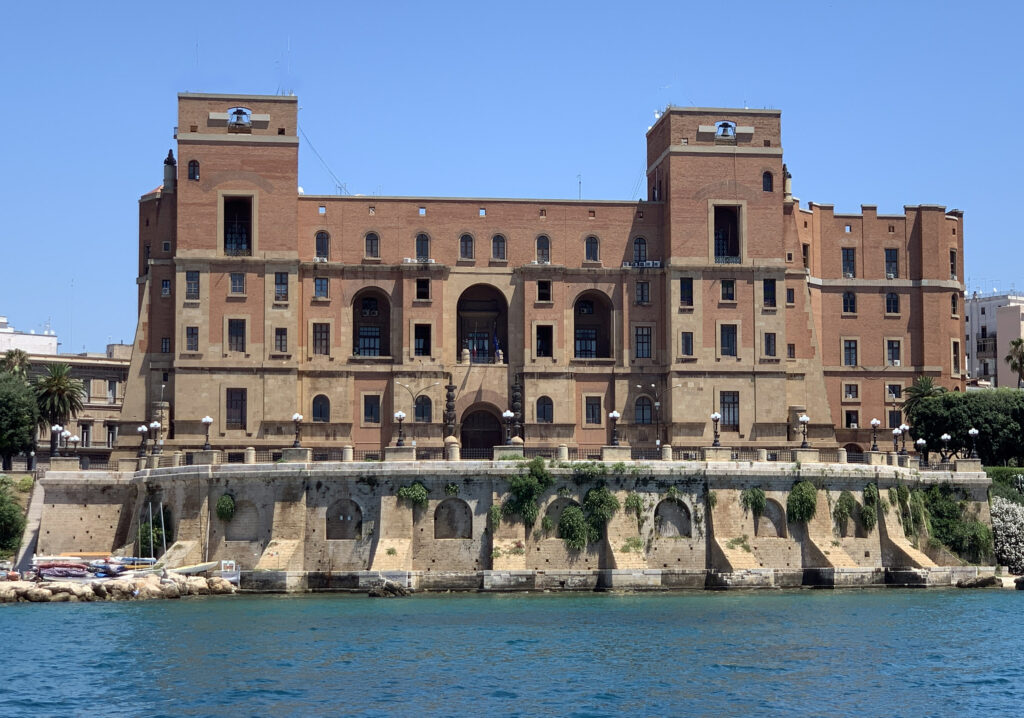 Taranto Palazzo del Governo dal Mare (Foto Marco Amatimaggio)