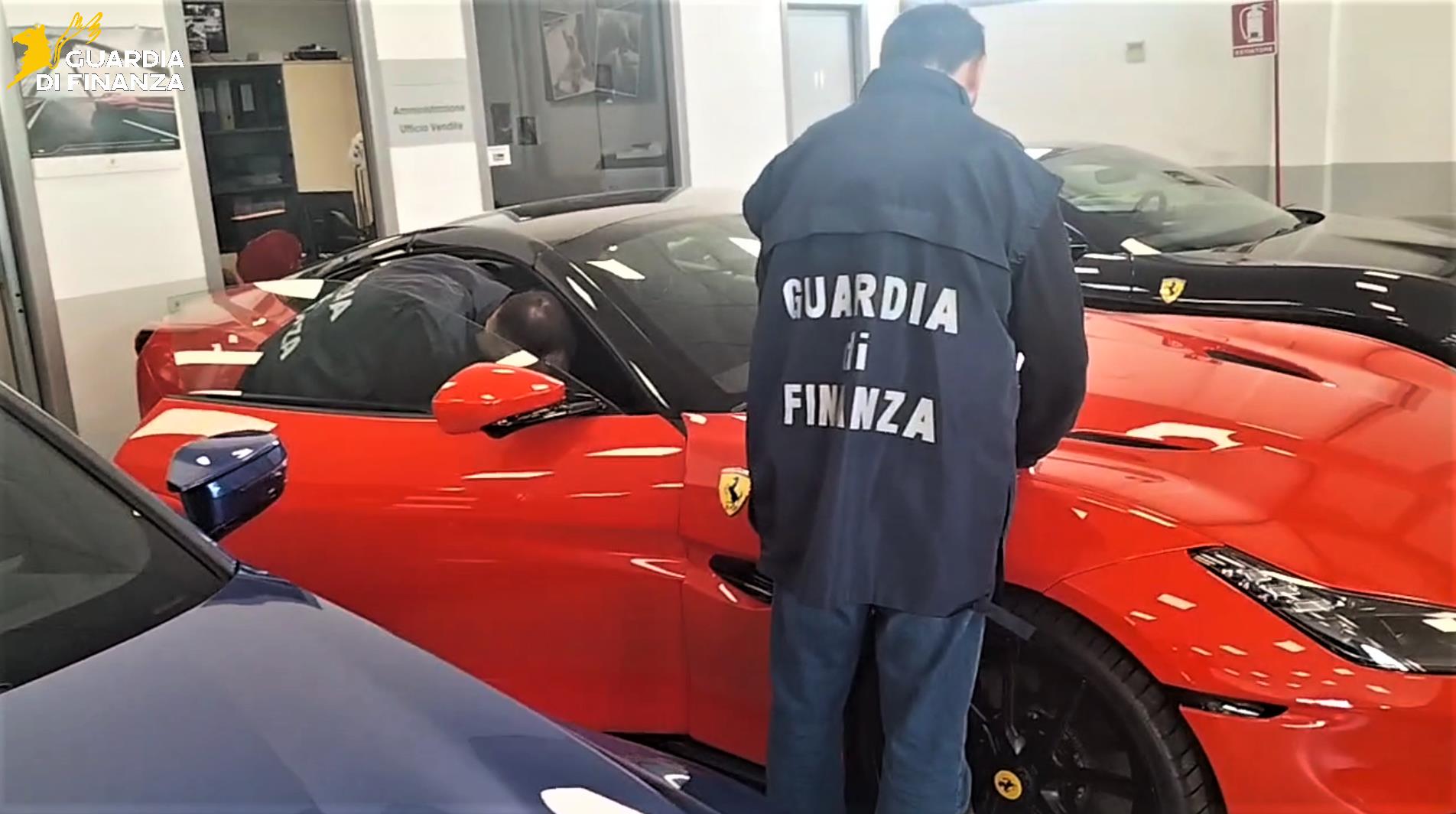 Accusa, vendita illegale di auto di lusso dall’estero e profitto da 43 milioni di euro: operazione anche in Puglia Guardia di finanza