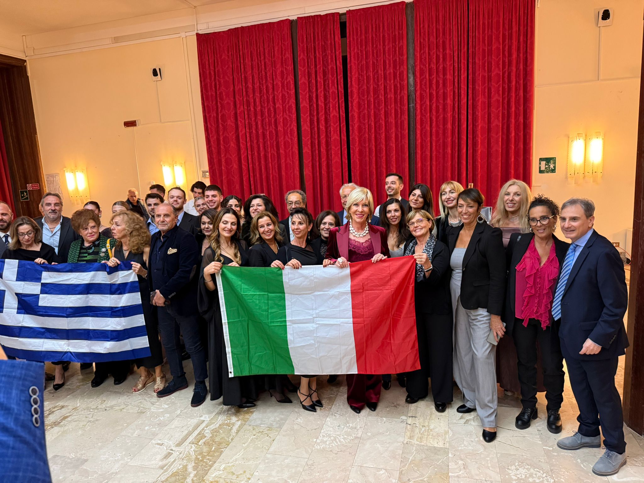 Celebrato a Taranto il centenario della nascita di Mikis Teodorakis Comunità ellenica Celebrato a Taranto il centenario della nascita di Mikis Teodorakis Comunità ellenica