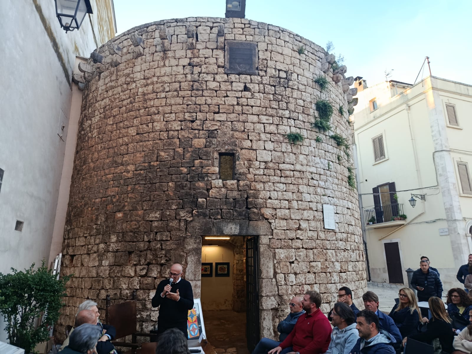 Conversano: riaperta la torre cilindrica quattrocentesca In corso Dante Alighieri