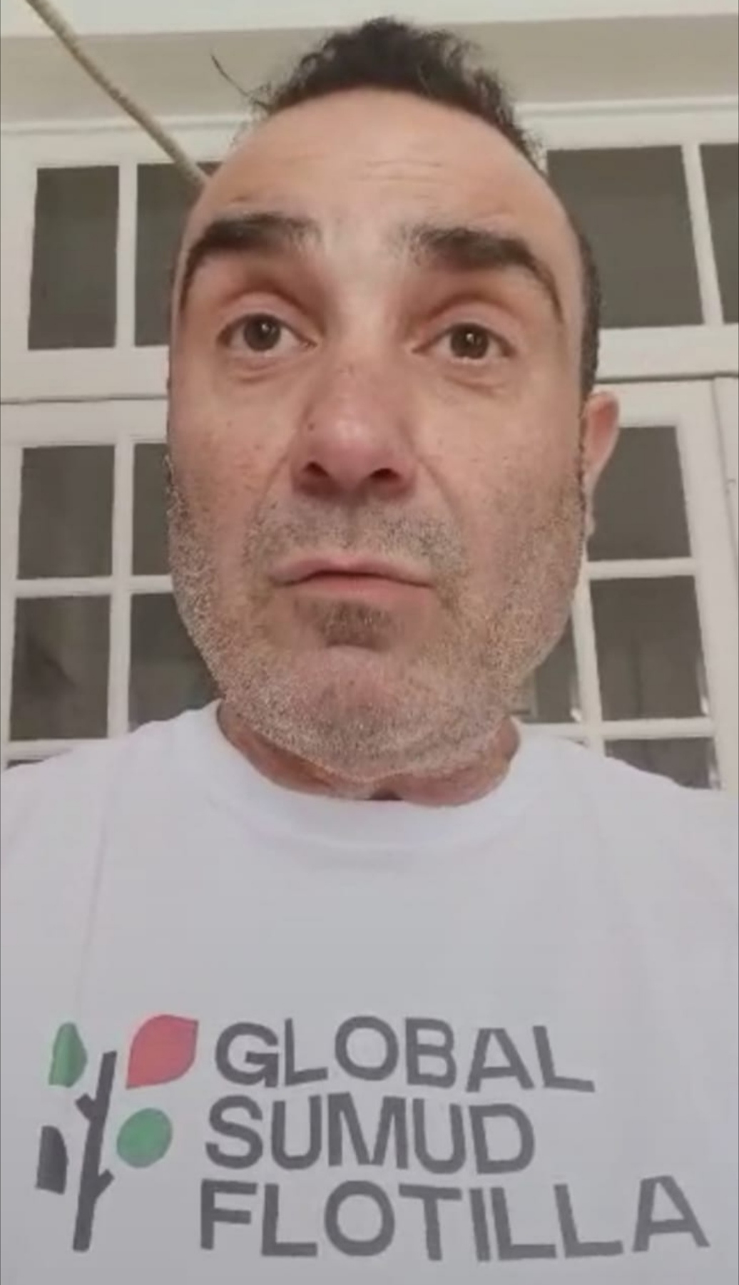 Flotilla: la maglia dell’attivista che voleva portare l’olio di famiglia a Gaza andrà alla città di Martina Franca Renzo Scialpi, il giorno dopo il rientro in Europa