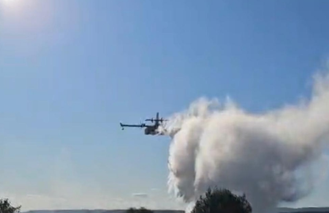 San Cataldo, incendio: in azione due Canadair, “intervento particolarmente complesso” Da stamattina