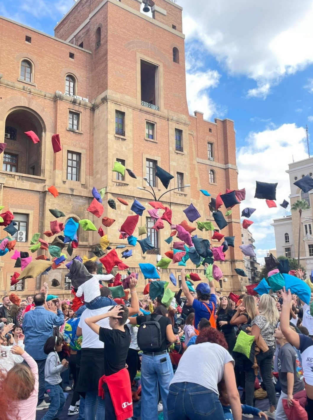 taranto in tanti sulla rotonda del lungomare per la battaglia dei cuscini mattinata di festa