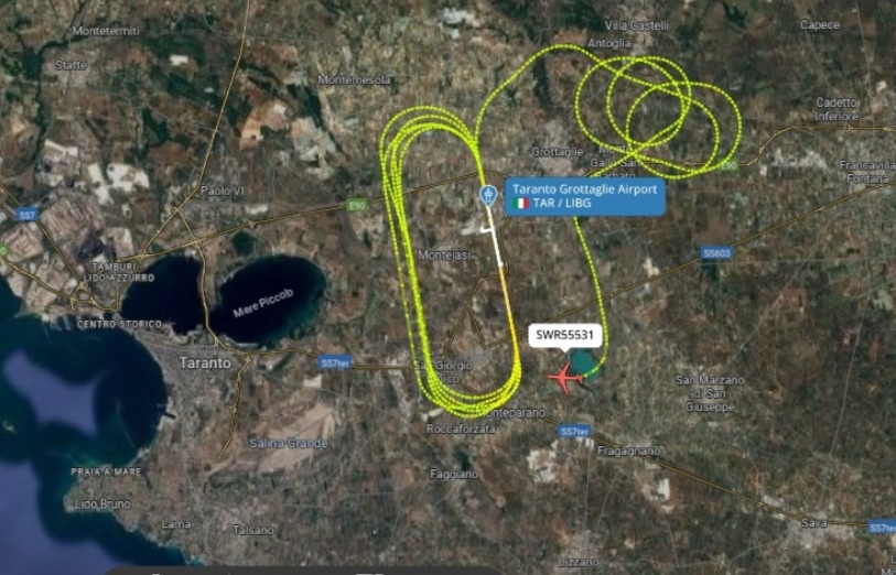 L’aereo che nel cielo del tarantino fa come il giro del palazzo Da un paio di giorni, nella zona di Grottaglie L’aereo che nel cielo del tarantino fa come il giro del palazzo Da un paio di giorni, nella zona di Grottaglie