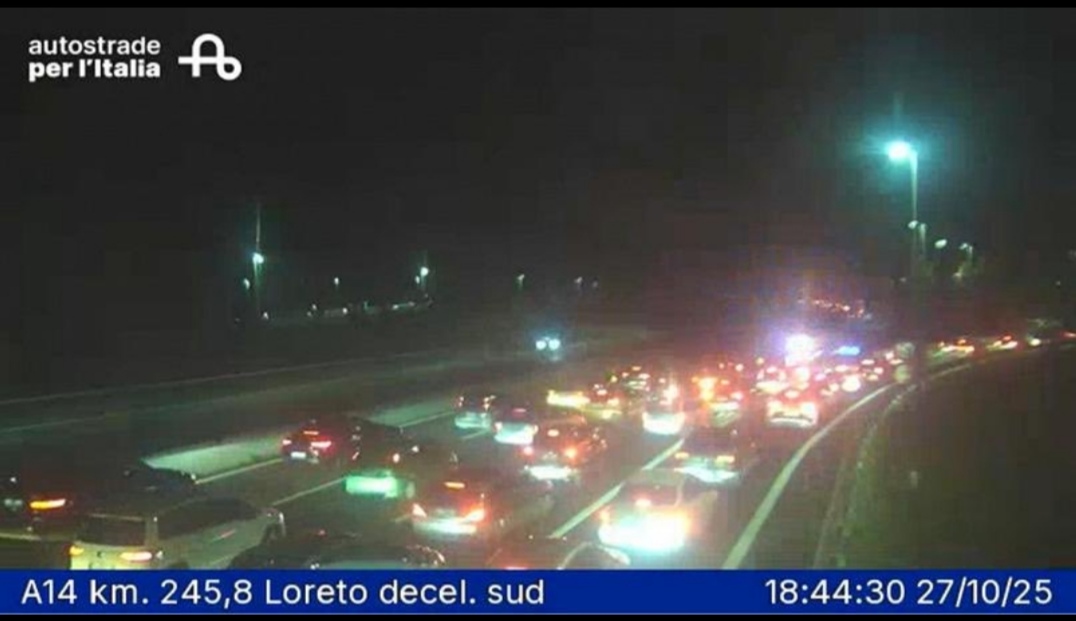 Assalto a portavalori in autostrada Bologna Taranto nelle Marche: spari, coda fino a otto chilometri. Tre arresti Ieri pomeriggio la fallita rapina Assalto a portavalori in autostrada Bologna Taranto nelle Marche: spari, coda fino a otto chilometri. Tre arresti Ieri pomeriggio la fallita rapina