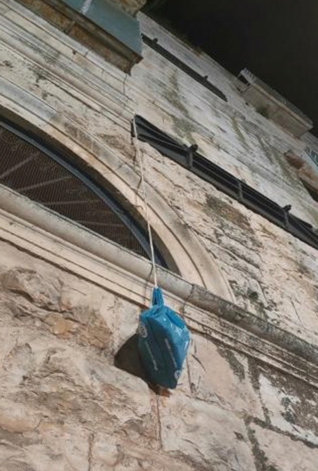 Carcere di Turi: dalla cella una corda calata all’esterno dove i complici hanno legato il pacco particolare. Sequestrato Sappe Carcere di Turi: dalla cella una corda calata all’esterno dove i complici hanno legato il pacco particolare. Sequestrato Sappe