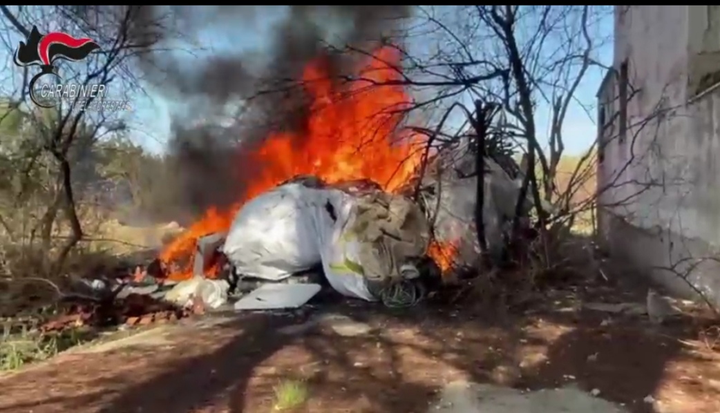 Nel barese, accusa: bruciavano rifiuti, arrestati Carabinieri forestali Nel barese, accusa: bruciavano rifiuti, arrestati Carabinieri forestali