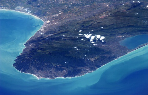 Spiagge a rischio di essere sommerse: il 20 per cento entro il 2050, costa garganica fra le zone in pericolo Società geografica italiana: in prospettiva il 40 per cento sopraffatto dall Spiagge a rischio di essere sommerse: il 20 per cento entro il 2050, costa garganica fra le zone in pericolo Società geografica italiana: in prospettiva il 40 per cento sopraffatto dall