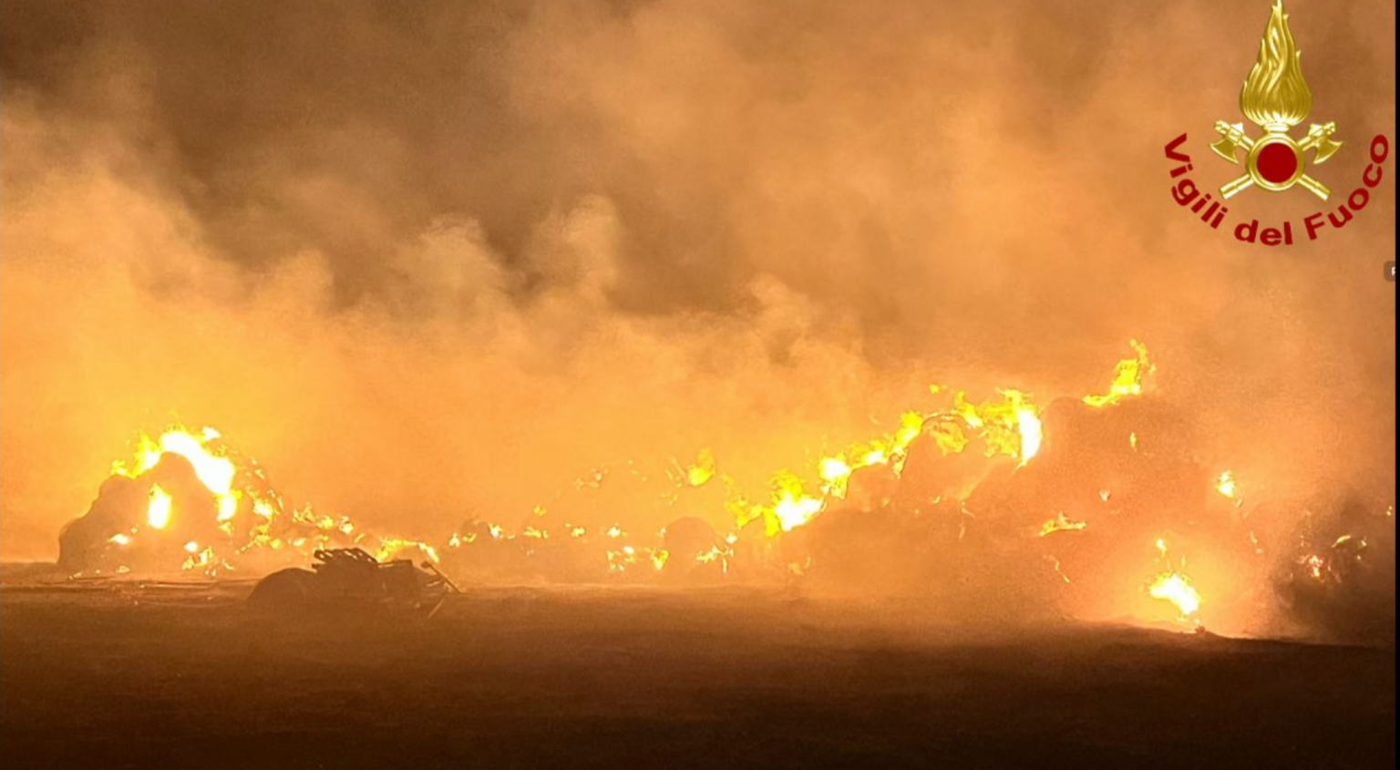 Torre Lapillo, incendio: distrutte circa trecento rotoballe di fieno Nella notte